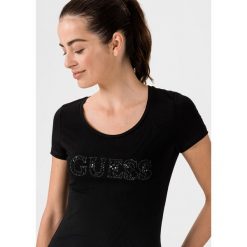 Guess Koszulka Czarny. Czarne koszulki damskie Guess, s, z aplikacjami, z elastanu, bez kołnierzyka, z krótkim rękawem. Za 157,95 zł.