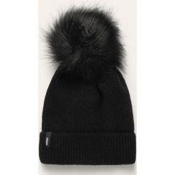 Answear - Czapka. Czarne czapki damskie ANSWEAR, na zimę, bez wzorów, z dzianiny. W wyprzedaży za 39,90 zł.