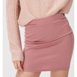 Dopasowana spódnica basic - Różowy. Różowe spódniczki damskie Sinsay, s, bez wzorów, dopasowane. Za 29,99 zł.
