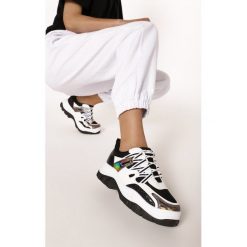 Czarno-Białe Sneakersy Foggyvine. Białe sneakersy damskie Born2be. W wyprzedaży za 69,99 zł.