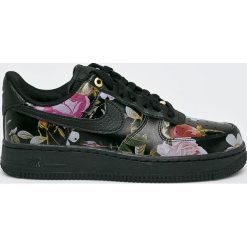 Nike Sportswear - Buty Air Force 1 07 Lxx. Czarne buty sportowe damskie Nike Sportswear, bez wzorów, ze skóry, sportowe. W wyprzedaży za 439,90 zł.