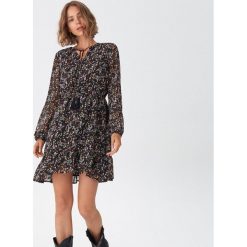 Sukienka w kwiaty - Czarny. Czarne sukienki damskie House, s, w kwiaty, bez kołnierzyka, bez rękawów. W wyprzedaży za 39,99 zł.