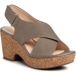 Sandały CLARKS - Marita Lara 261479304 Sage Nubuck. Zielone klapki damskie Clarks, bez wzorów, ze skóry, bez obcasa, na obcasie. W wyprzedaży za 239,00 zł.