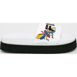 Fila - Klapki. Białe klapki damskie Fila, bez wzorów, z materiału, bez obcasa, na platformie. Za 209,90 zł.
