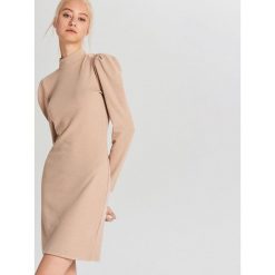 Sukienka z bufiastymi rękawami - Beżowy. Brązowe sukienki damskie Cropp, s, bez wzorów, bez kołnierzyka, bez rękawów. Za 79,99 zł.