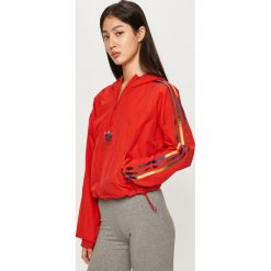 Adidas Originals - Kurtka. Czerwone kurtki damskie adidas Originals, bez wzorów, z poliamidu, krótkie, z kapturem. Za 249,90 zł.