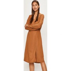 Vero Moda - Sukienka. Czarne sukienki damskie Vero Moda, s, bez wzorów, z wiskozy, bez kołnierzyka, z długim rękawem, długie, midi, rozkloszowane. W wyprzedaży za 89,90 zł.