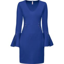 Sukienka bonprix ciemnoniebieski. Niebieskie sukienki damskie bonprix, do pracy, z aplikacjami, eleganckie, bez kołnierzyka, bez rękawów, rozkloszowane. Za 79,99 zł.