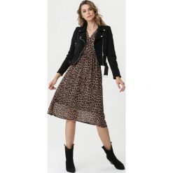 Ciemnobeżowa Sukienka Bexley. Brązowe sukienki damskie Born2be, s, bez wzorów, bez kołnierzyka, bez rękawów, długie, midi. Za 129,99 zł.