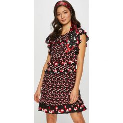 Pepe Jeans - Sukienka Hellen. Brązowe sukienki damskie Pepe Jeans, na co dzień, s, bez wzorów, z poliesteru, casualowe, z okrągłym kołnierzem, bez rękawów, mini, proste. W wyprzedaży za 229,90 zł.