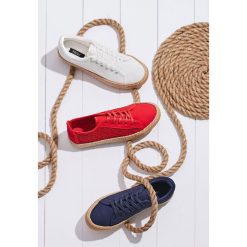Granatowe Trampki International Love. Niebieskie espadryle damskie Born2be, bez wzorów, bez obcasa, na płaskiej podeszwie. Za 69,99 zł.