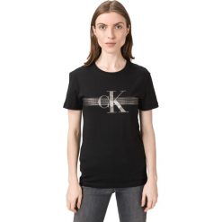 Calvin Klein Koszulka Czarny. Czarne koszulki damskie Calvin Klein, l, z nadrukiem, z bawełny, bez kołnierzyka, z krótkim rękawem. Za 204,95 zł.