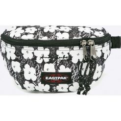 Eastpak - Saszetka. Białe saszetki damskie Eastpak, w paski, z materiału, bez dodatków. W wyprzedaży za 119,90 zł.