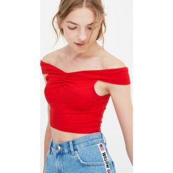 Top basic z dekoltem łódką. Czerwone koszulki damskie Pull&Bear, bez wzorów, bez kołnierzyka. Za 27,90 zł.