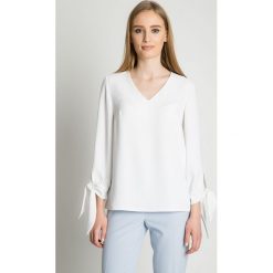 Bluzka z dekoltem w serek i rękawami zebranymi w mankiety z wiązaniem BIALCON. Bluzki damskie BIALCON, bez wzorów, eleganckie, z dekoltem w serek, bez rękawów. W wyprzedaży za 130,00 zł.
