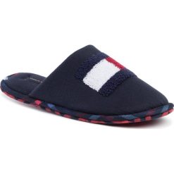 Kapcie TOMMY HILFIGER - Flag Badge Homeslipper FM0FM02357 Midnight 403. Niebieskie klapki męskie TOMMY HILFIGER, z materiału, bez zapięcia. W wyprzedaży za 179,00 zł.