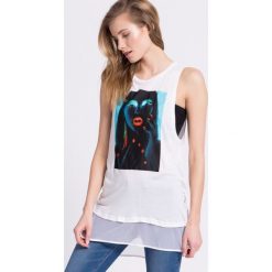 Reebok - Top. Białe topy damskie Reebok, s, z nadrukiem, z dzianiny, z okrągłym kołnierzem. W wyprzedaży za 79,90 zł.