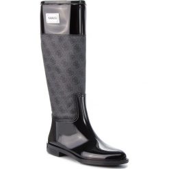 Kalosze GUESS - FLSSY3 RUB11 GREBL. Czarne kalosze damskie marki Guess, z aplikacjami, ze skóry ekologicznej, przed kolano. W wyprzedaży za 309,00 zł.
