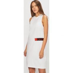 Calvin Klein Jeans - Sukienka. Białe sukienki damskie Calvin Klein Jeans, na co dzień, xs, bez wzorów, z jeansu, casualowe, bez kołnierzyka, bez rękawów, proste. W wyprzedaży za 199,90 zł.