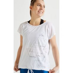 Koszulka fitness kardio damska 120 biała. Białe t-shirty damskie DOMYOS, bez wzorów, z elastanu, bez kołnierzyka. Za 29,99 zł.