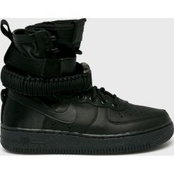 Nike Sportswear - Buty W Sf Air Force 1. Czarne buty sportowe damskie Nike Sportswear, z gumy. W wyprzedaży za 599,90 zł.