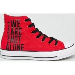 Converse - Trampki. Czerwone trampki i tenisówki damskie Converse, z gumy, na sznurówki. W wyprzedaży za 229,90 zł.