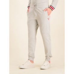 Spodnie dresowe Guess M01B37 K6ZS0. Niebieskie jeansy męskie Guess, xxl, z aplikacjami, z jeansu. W wyprzedaży za 259,00 zł.