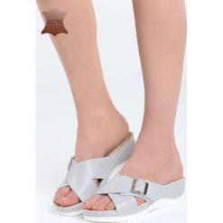 Szare Skórzane Klapki Sunscreen. Szare koturny damskie Born2be, na niskim obcasie, na koturnie, z paskami. Za 89,99 zł.
