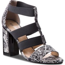 Sandały SOLO FEMME - 26415-34-G26/000-07-00 Szary. Szare klapki damskie Solo Femme, bez wzorów, ze skóry, bez obcasa, na obcasie. W wyprzedaży za 209,00 zł.