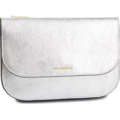 Torebka COCCINELLE - DV1 Envelopes E5 DV1 19 B8 07 Silver Y69. Szare torebki klasyczne damskie Coccinelle, bez wzorów, ze skóry, wizytowe, bez dodatków. Za 749,90 zł.