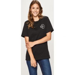 Converse - T-shirt. Czarne topy damskie Converse, s, z nadrukiem, z bawełny, z okrągłym kołnierzem. W wyprzedaży za 89,90 zł.