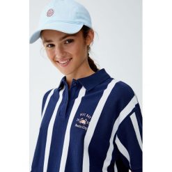 Koszulka polo z piki w paski. Niebieskie koszulki damskie Pull&Bear, w paski, polo, z krótkim rękawem. Za 55,90 zł.