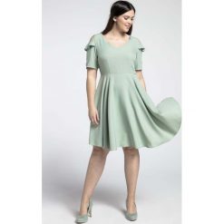Zielona Kobieca Rozkloszowana Sukienka z Wycięciem na Ramieniu PLUS SIZE. Zielone sukienki damskie Nommo, xl, bez wzorów, z poliesteru, wizytowe, bez kołnierzyka, plus size, bez rękawów, rozkloszowane. Za 178,90 zł.