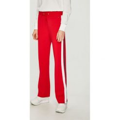 Tommy Jeans - Spodnie. Czerwone spodnie damskie Tommy Jeans, s, bez wzorów, z elastanu, casualowe. W wyprzedaży za 269,90 zł.