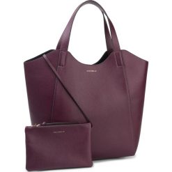 Torebka COCCINELLE - EPA Mistrial E1 EPA 11 01 01 Plum V21. Fioletowe torebki klasyczne damskie Coccinelle, bez wzorów, ze skóry, klasyczne, na ramię, bez dodatków. W wyprzedaży za 1189,00 zł.