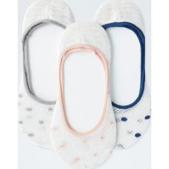 Komplet 3 par skarpetek do kostek w groszki. Białe skarpetki damskie Pull&Bear, w grochy. Za 29,90 zł.