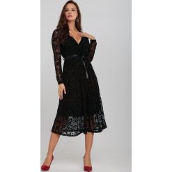 Czarna Sukienka Hatlight. Czarne sukienki damskie Renee, s, bez wzorów, z dzianiny, eleganckie, bez kołnierzyka, bez rękawów, długie, kopertowe. Za 119,99 zł.