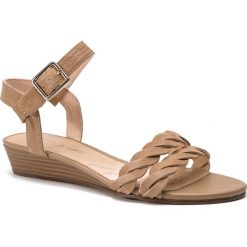 Sandały CLARKS - Mena Blossom 261392504 Praline Leather. Brązowe klapki damskie Clarks, bez wzorów, ze skóry, bez obcasa, na obcasie. W wyprzedaży za 269,00 zł.