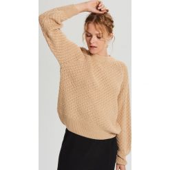 Sweter z ozdobnym splotem - Beżowy. Brązowe swetry damskie Cropp, s, bez wzorów, ze splotem, bez rękawów, bez kaptura. Za 79,99 zł.