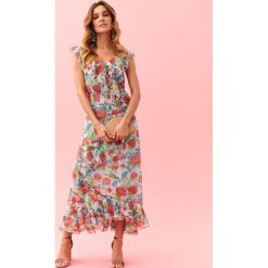 Długa sukienka z falbanami. Niebieskie sukienki damskie Top Secret, na lato, w kwiaty, z tkaniny, eleganckie, z dekoltem w serek, z długim rękawem, długie, mini. W wyprzedaży za 79,99 zł.