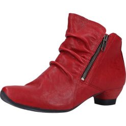 Skórzane botki w kolorze czerwonym. Czerwone botki damskie Think!, ze skóry, bez obcasa, na obcasie, bez zapięcia. W wyprzedaży za 409,95 zł.