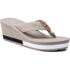 Japonki TOMMY HILFIGER - Flag Wedge Beach Sandal FW0FW03863 Cobblestone 068. Brązowe klapki damskie TOMMY HILFIGER, bez wzorów, ze skóry, bez obcasa, na obcasie. W wyprzedaży za 159,00 zł.