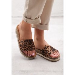 Panterkowe Klapki Stylings. Szare klapki damskie Born2be, bez wzorów, bez obcasa, na płaskiej podeszwie. Za 39,99 zł.