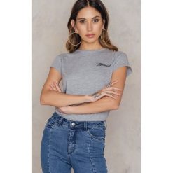 NA-KD T-shirt Feminist - Grey. Szare t-shirty damskie NA-KD, z haftami, z bawełny, z okrągłym kołnierzem. W wyprzedaży za 36,47 zł.