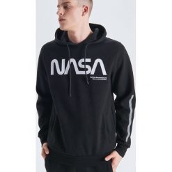 Bluza z odblaskowym nadrukiem kolekcja Nasa - Czarny. Czarne bluzy męskie Cropp, s, z nadrukiem, bez kołnierzyka, bez rękawów, bez kaptura. Za 129,99 zł.