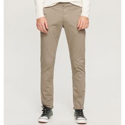 Spodnie chino - Zielony. Zielone spodnie chłopięce marki Reserved. W wyprzedaży za 19,99 zł.