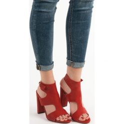 SEKSOWNE SANDAŁKI NA OBCASIE. Sandały damskie Ideal Shoes, bez wzorów, z zamszu, bez obcasa, na obcasie, bez zapięcia. W wyprzedaży za 99,90 zł.