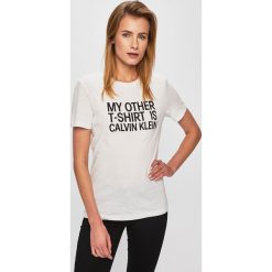 Calvin Klein Jeans - Top. Białe bluzki damskie Calvin Klein Jeans, s, z nadrukiem, z bawełny, z okrągłym kołnierzem, z krótkim rękawem. W wyprzedaży za 129,90 zł.