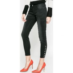 Only - Jeansy Carmen. Czarne jeansy damskie skinny marki ONLY, z elastanu, z obniżonym stanem. W wyprzedaży za 99,90 zł.