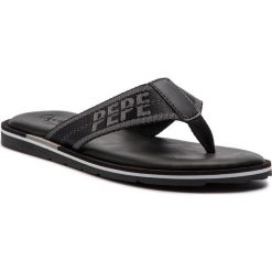 Japonki PEPE JEANS - Barrel Tape PMS90063 Black 999. Czarne klapki męskie Pepe Jeans, bez wzorów, z jeansu. W wyprzedaży za 99,00 zł.
